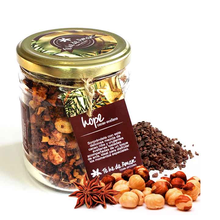 HOPE CACAO AVELLANA Sorpréndete con esta deliciosa mezcla de cacao nibs y crujientes avellanas tostadas acompañadas de un toque de anís, ideal para disfrutar los momentos especiales. INGREDIENTES: Cacao nibs, avellanas, manzana, betabel, pasas, anís.