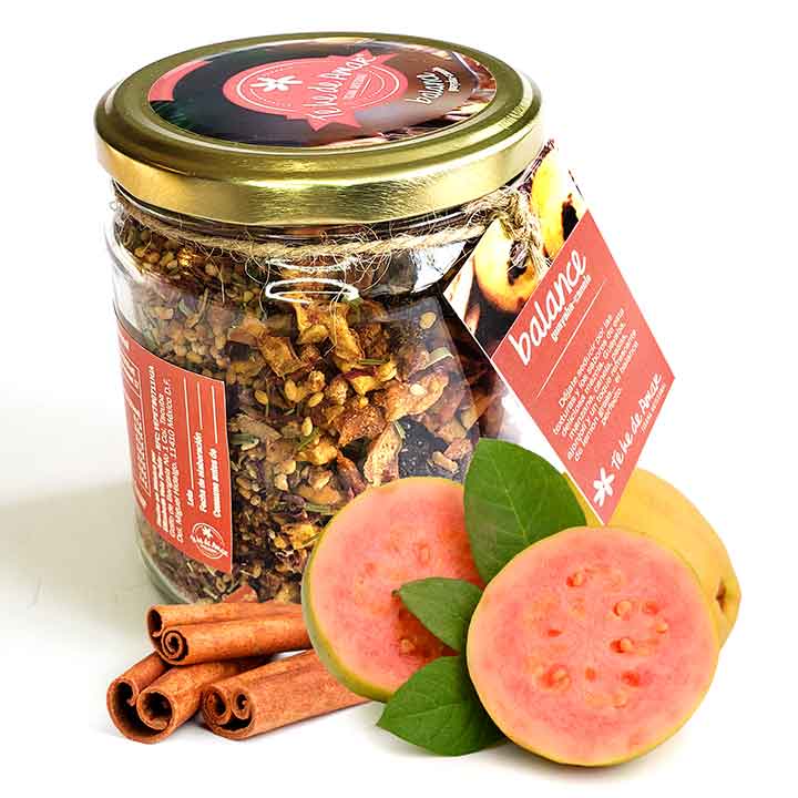 BALANCE GUAYABA CANELA Mezcla de frutas semillas y especias para crear infusiones. Déjate seducir por las texturas y los sabores de esta deliciosa mezcla. Guayaba, manzana, canela, pasas, ajonjolí y un toque refrescante de lemongrass... el balance perfecto. INGREDIENTES: Guayaba, canela, manzana, pasas, hibiscus, ajonjolí caramelizado, lemongrass.