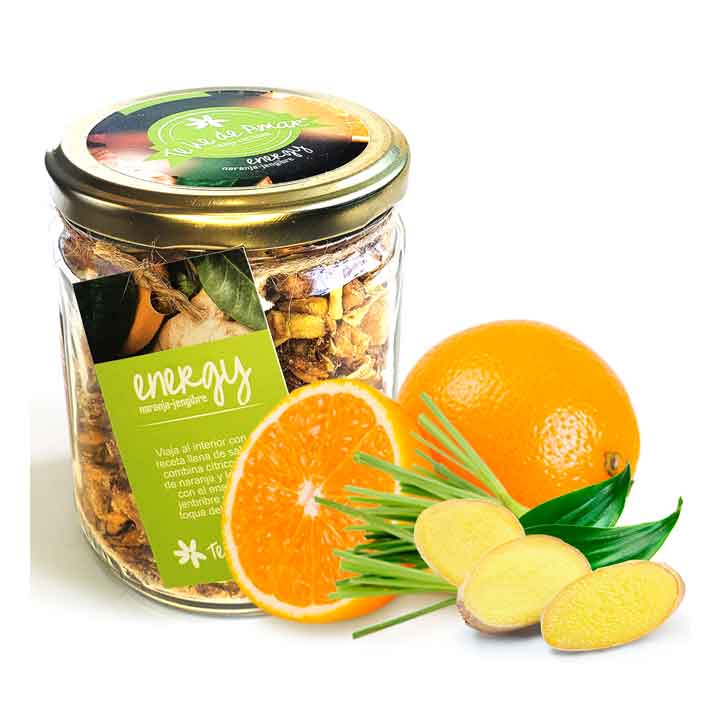 ENERGY NARANJA JENGIBRE Llénate de energía con las notas frescas y herbales de esta tisana que te además te brindará múltiples beneficios para la salud. INGREDIENTES: Naranja, Jengibre, Lemongrass, Cardamomo, Manzana, Nuez Pecan