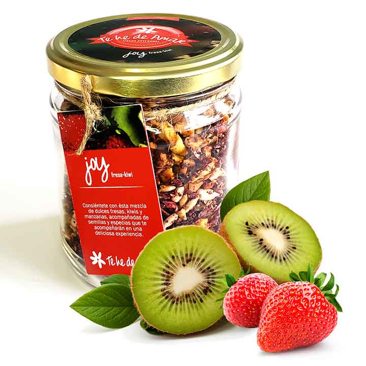 JOY FRESA KIWI Mezcla de frutas semillas y especias para crear infusiones. Consiéntete con esta mezcla de dulces fresas, kiwis y manzanas, acompañadas de semillas y especias que te brindarán una experiencia inolvidable. INGREDIENTES: Fresa, kiwi, manzana, hibiscus, semillas de girasol.